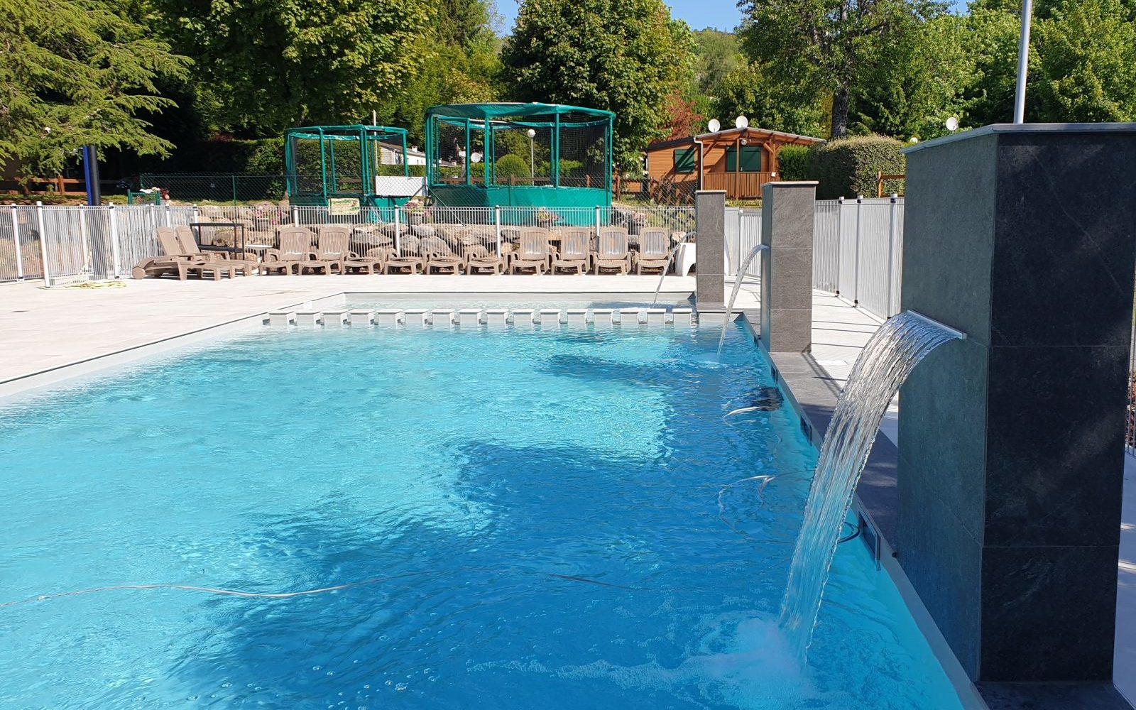 piscine et aire de jeux bois graviere